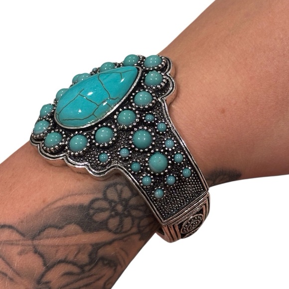 💙 Boho Western Cowgirl Faux Turquoise Hinge Bracelet 💙 - Picture 2 of 5